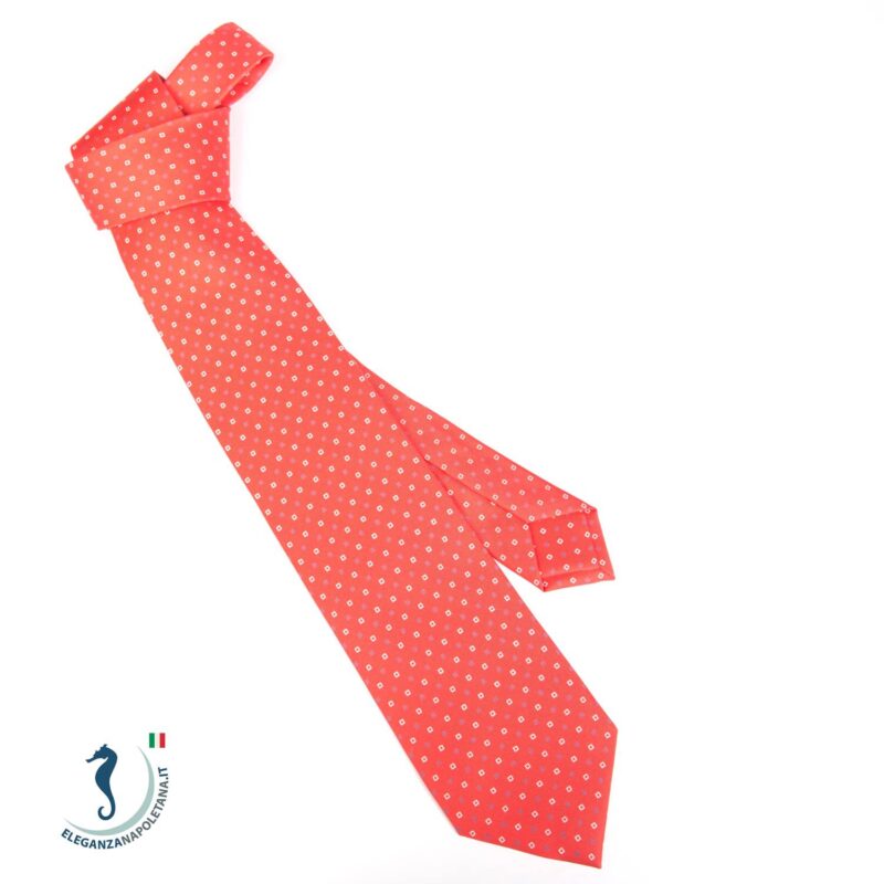 una cravatta artigianale color aragosta