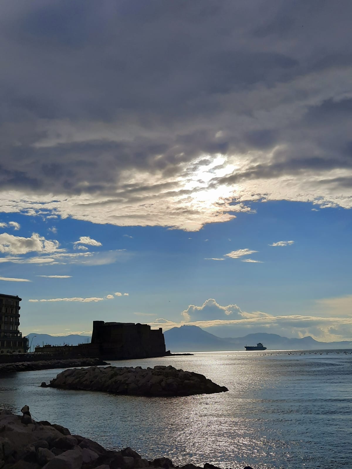 Immagine di un castello sul mare