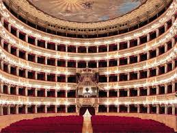 Immagine di un teatro lirico presa dal palcoscenico